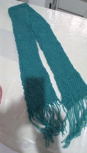 Um cachecol  feito no tear  novo verde
