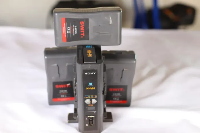 BATERIAS V-MOUNT SWIT E CAREGADOR SONY
