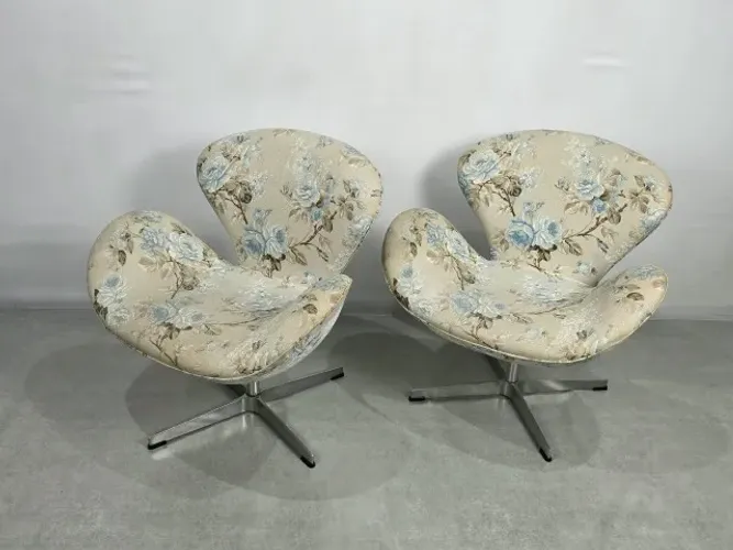 Par de Cadeiras Giratórias design Arne Jacobsen reedição revestido em tecido cetim florido