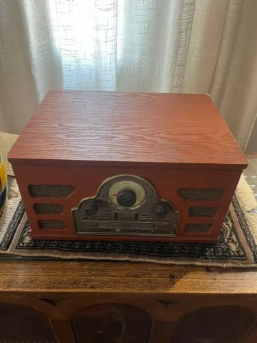 Vitrola Toca Discos Raveo - Vinil / CD / Cassete / Bluetooth / Radio