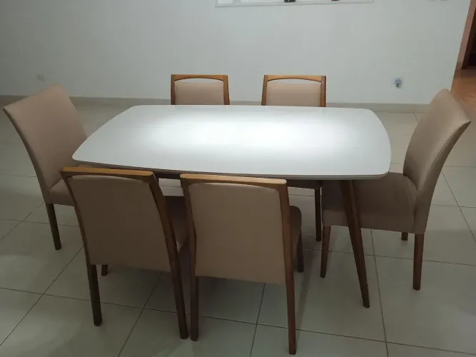 Mesa de Jantar Laqueada com Vidro + 6 Cadeiras Estofadas (Moderno/Lindo
