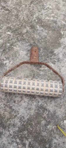 Rolo texturizador de concreto construção antigo ferramenta manual antiguidade alvenaria