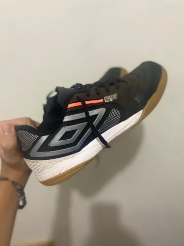 Chuteira umbro pro 5 club original quase não foi usada