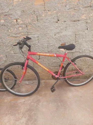 2 Bicicletas uma de adolescente e a outra adulto
