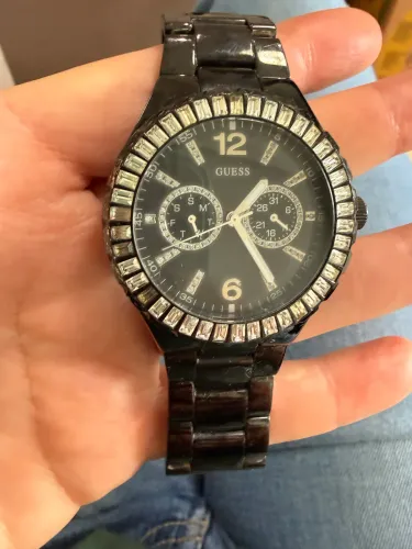 Relógio da guess tem pedaço da pulseira para aumentar está sem bateria