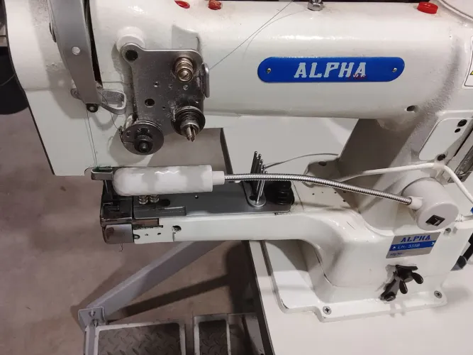 Máquina fechadeira de bolsas, mochilas e material pesado.