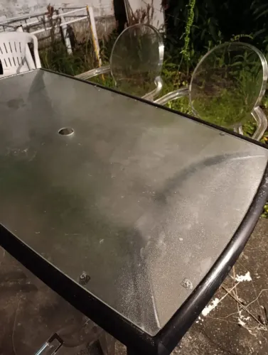 Mesa com 4 cadeiras de acrílico