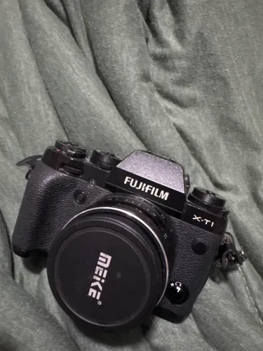 Camera Fujifilm XT1 + lente meike 35mm