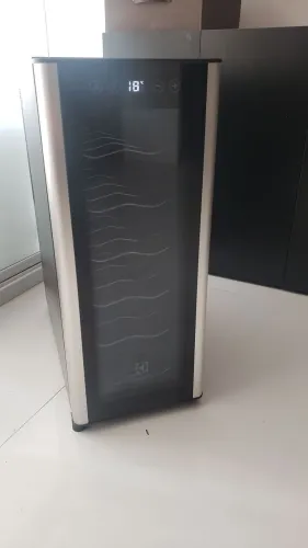 Adega Electrolux 12 garrafas 220v Usada funcionando