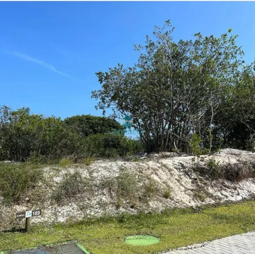 TERRENO EM CONDOMÍNIO RESIDENCIAL em MATA DE SÃO JOÃO - BA, PRAIA DO FORTE