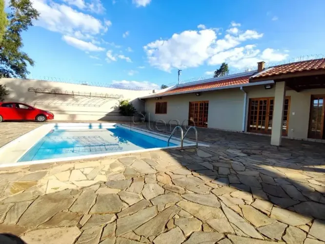 Casa à Venda no Condomínio Maison Blanche em Valinhos, no bairro Ortizes.