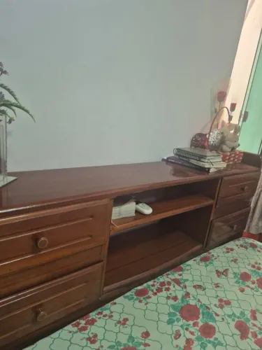 Cama de madeira com bancada