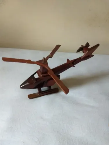 Helicóptero de madeira