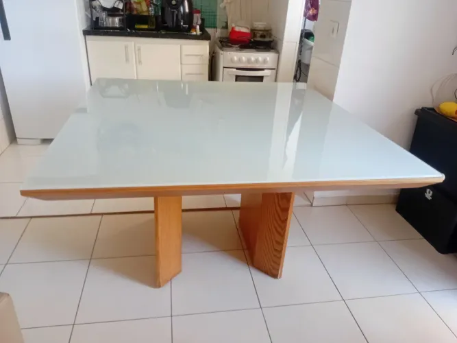 Linda mesa de jantar quadrada 1,30m x 1,30m - para 8 pessoas