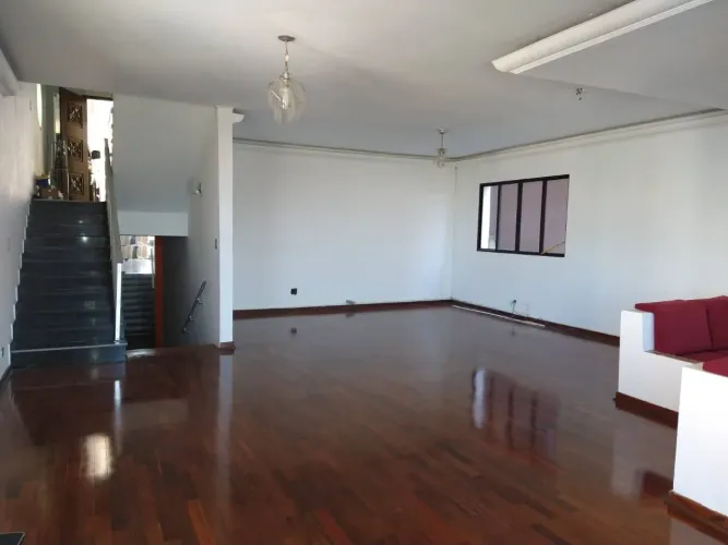 Sobrado de Alto Padrão com Piscina e 6 Vagas - Jardim São Bento