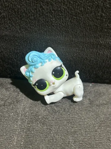 Pet lol surprise gata branca azul