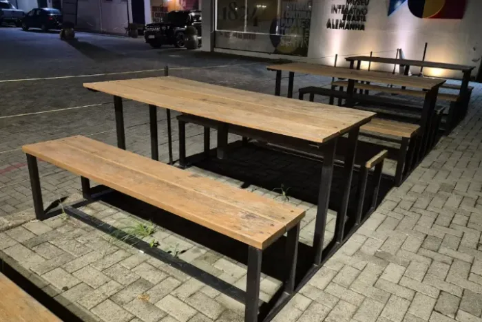 4 (quatro) Conjuntos de Refeição Estilo Industrial (Mesa + 2 Bancos)