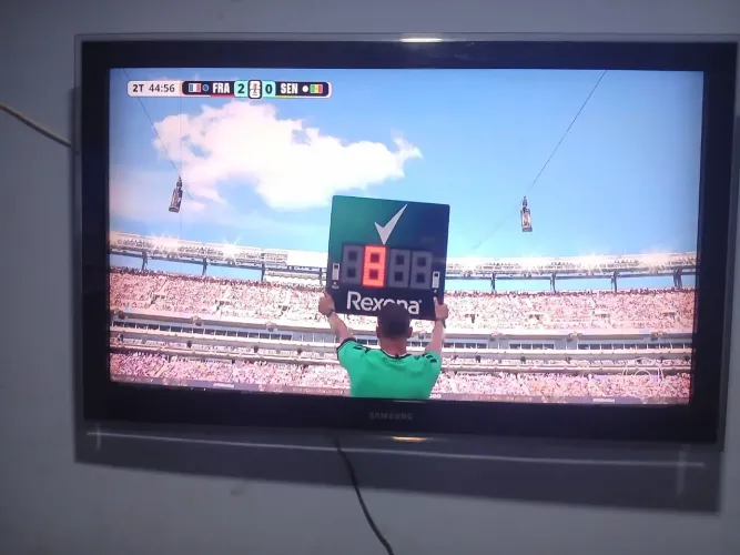 Vendo tv Samsung LCD de 40 digital no precinho tem um linha fio d cabelo na tela
