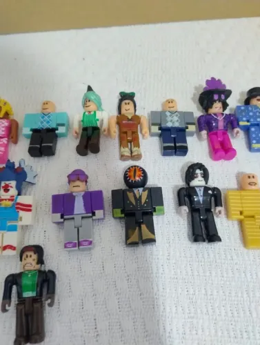 Brinquedos do Roblox, 16 bonecos