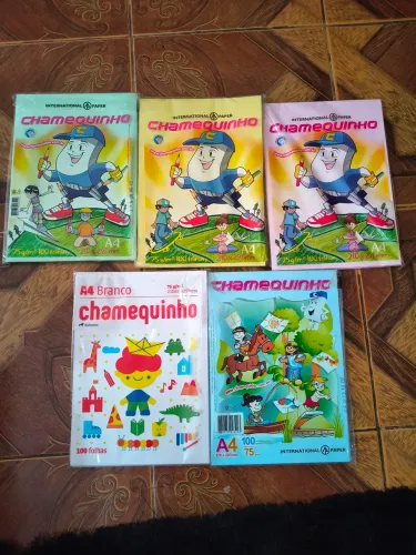 Vende-se 100 folhas de papel A4, diversas cores.