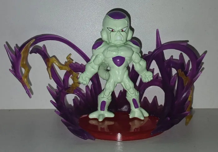 BONECO ACTION FIGURE MINIATURA DRAGON BALL FREEZA COM EFEITOS DE PODER
