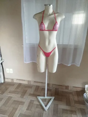 Manequim feminino com pedestal de ferro