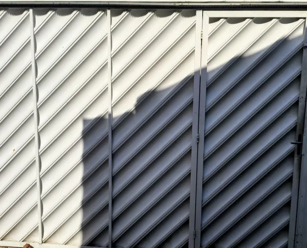 Portão social e garagem acoplada