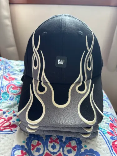 Boné Yeezy x Gap