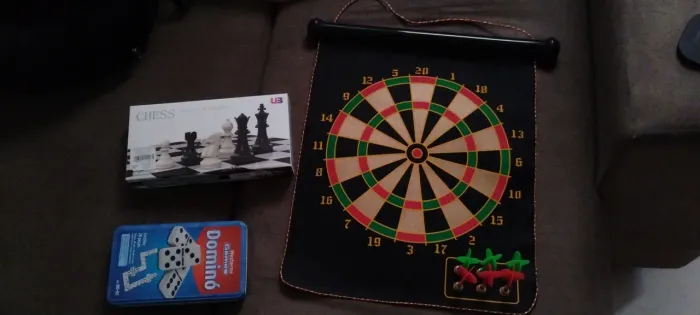 Vendo dardo e jogos de tabuleiro.