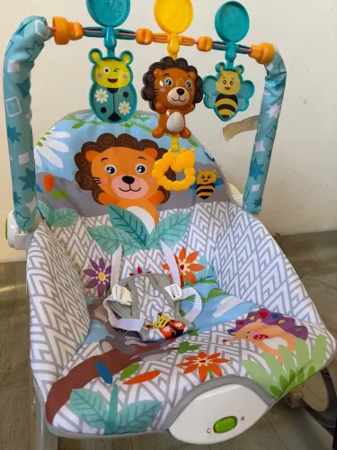 Cadeirinha vibra e toca música novíssima com pilha extra