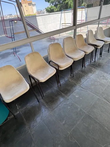 Cadeiras de plástico e mesas