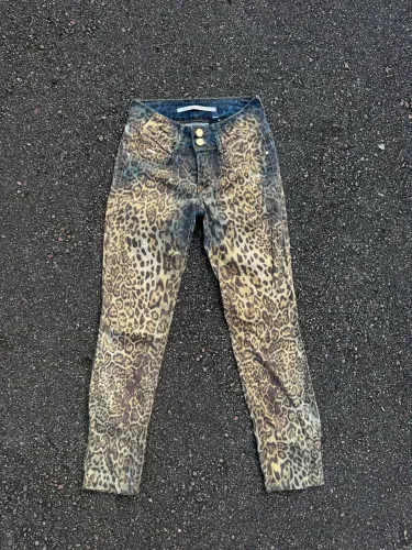 Calça jeans lança perfume 