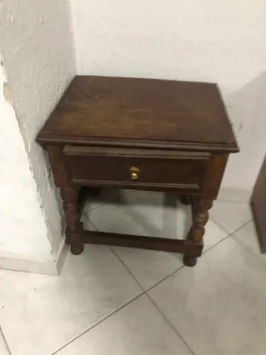 Mesa de cabeceira antiga madeira maçica