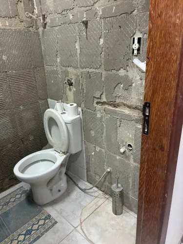 Vendo pias em granito e vaso sanitário tudo com um preço muito bom