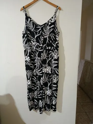 Macacão folhas em preto e branco. Alça, decote v. Confortavel. Botões e zíper frontal. 46