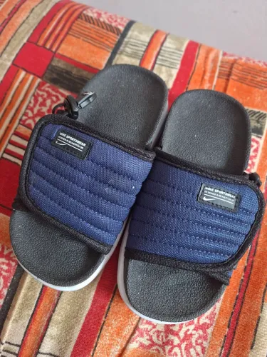 Vendo chinelo menino perfeitissimo, usado apenas 1 vez número 27/28 da Nike originalo