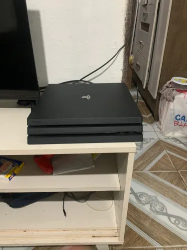 PS4 pro 1TB, tenho caixa, 1 controle, um jogo físico, e todos os cabos 