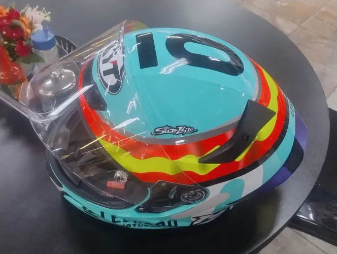 Capacete KYT.