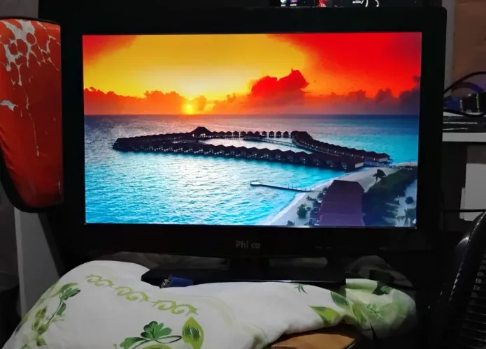 Vendo TV Monitor 22 polegadas COM ÁUDIO+ CABO CONVERSOR DE TV + CONTROLE REMOTO + HDMI