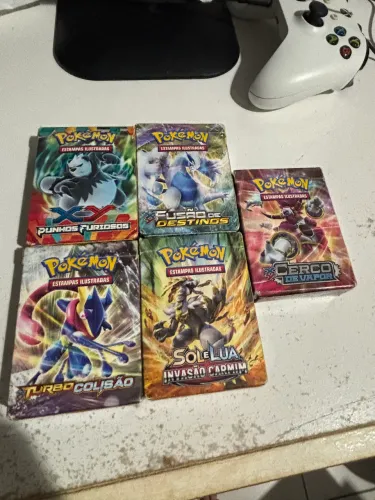 Coleção Pokémon TCG - 5 Decks Temáticos Oficiais Completos + Moedas