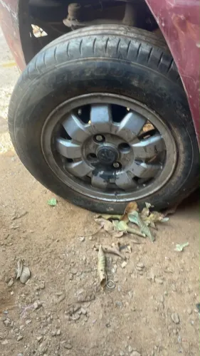 Jogo de roda aro 13   2  pneus dunlop meia vida  2 pneus importado seminovo