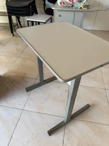 Mesa tipo escrivaninha para escritório