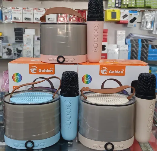 Caixa de som com microfone karaokê