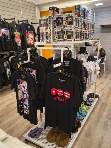 EXPOSITOR ROUPAS E ITENS