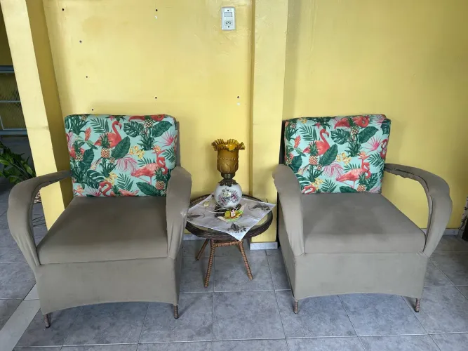 Cadeiras de sala com mesa de centro