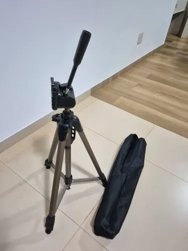 Tripé alumínio sem uso