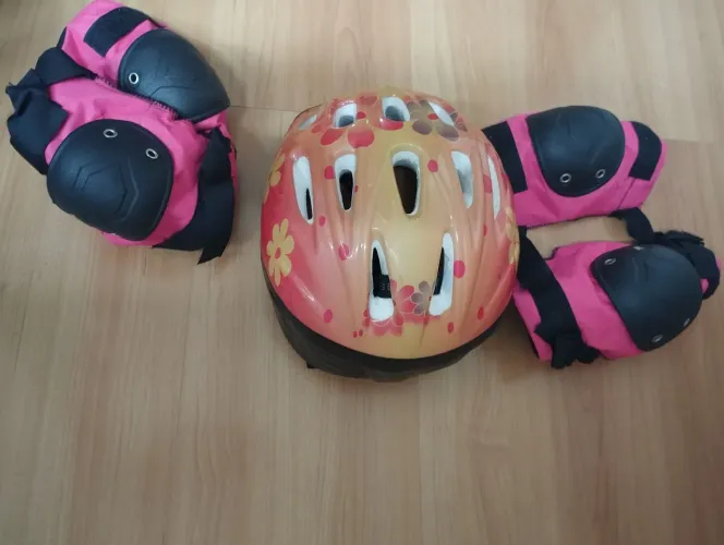 Capacete, joelheira e cotoveleira