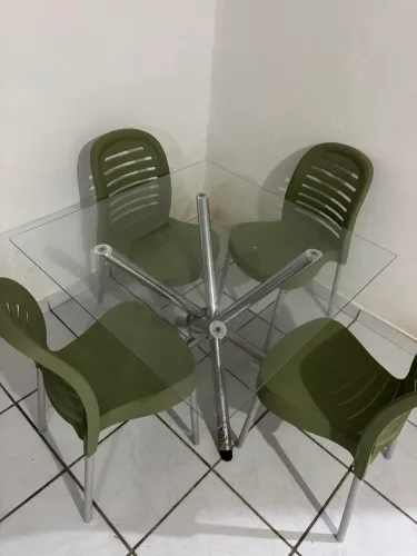 Mesa e cadeiras 