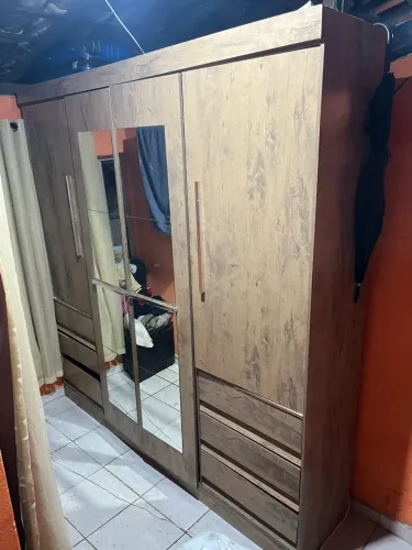 VENDO GUARDA ROUPA DE CASAL COM ESPELHO NA PORTA