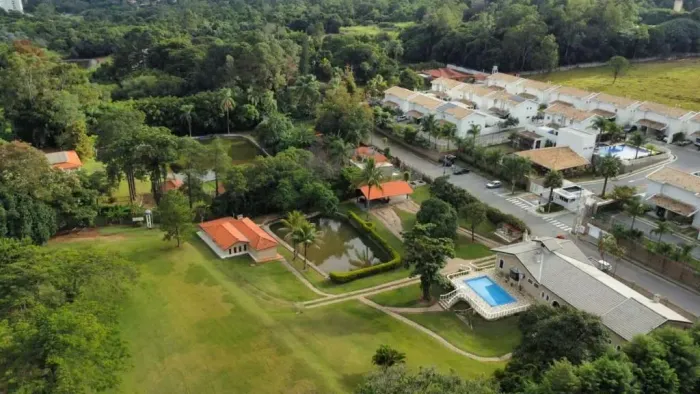 Belíssima chácara com 5800m², 488m² útil, 4 suítes, piscina no bairro Medeiros, Jundiaí - 